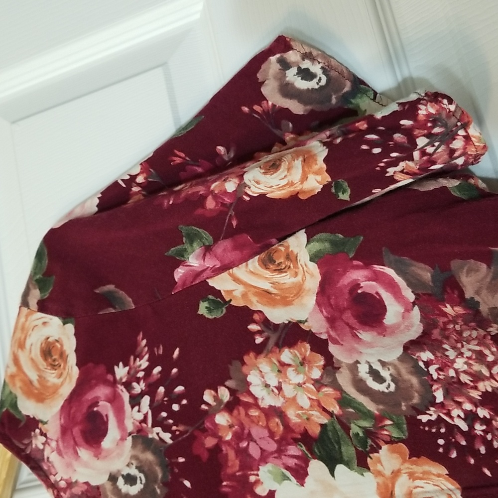 Crop top in burgundy w/flowers size S. - Picture 6 of 8